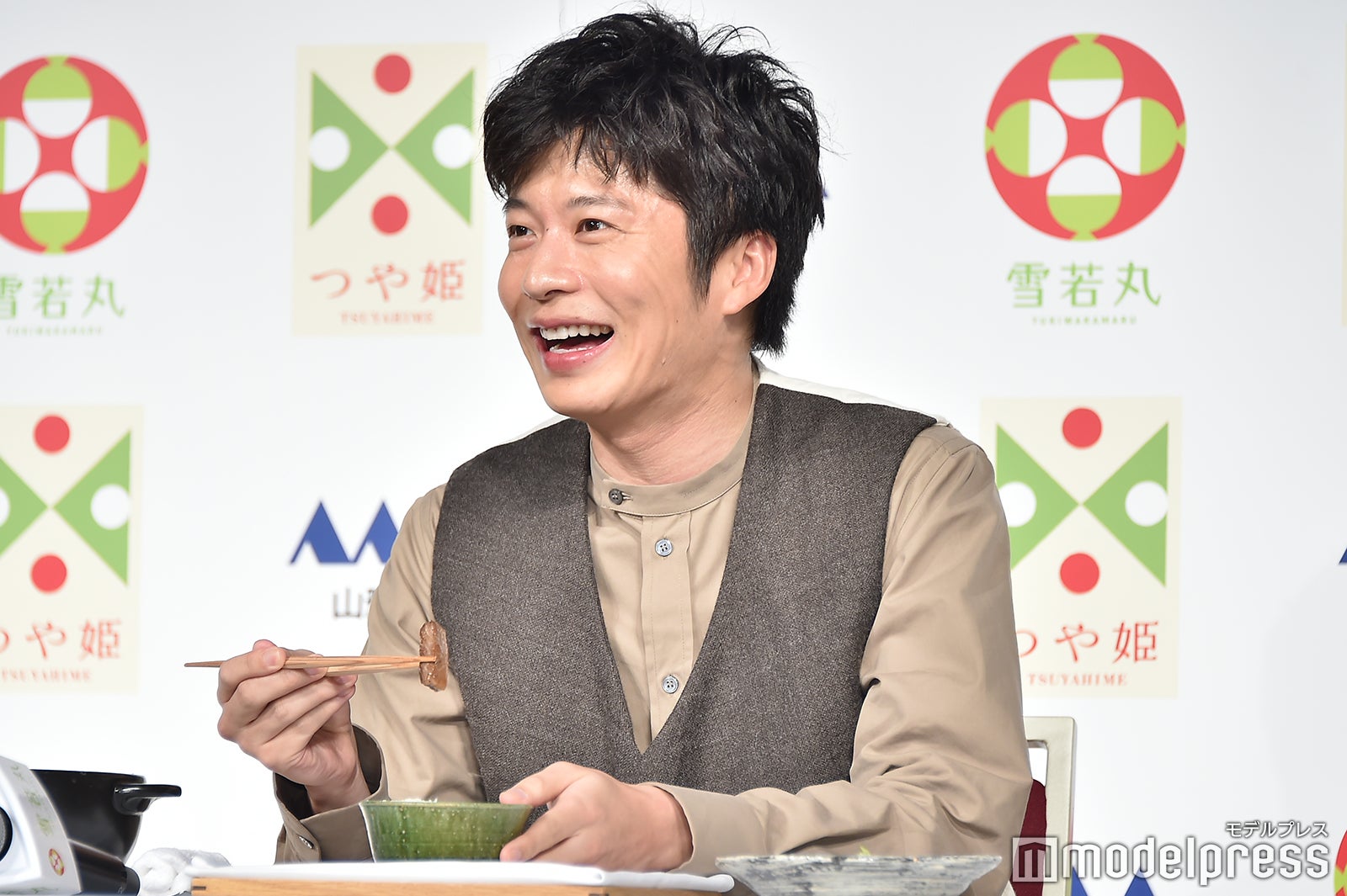 ステーキが運ばれて目を輝かせる田中圭（C）モデルプレス