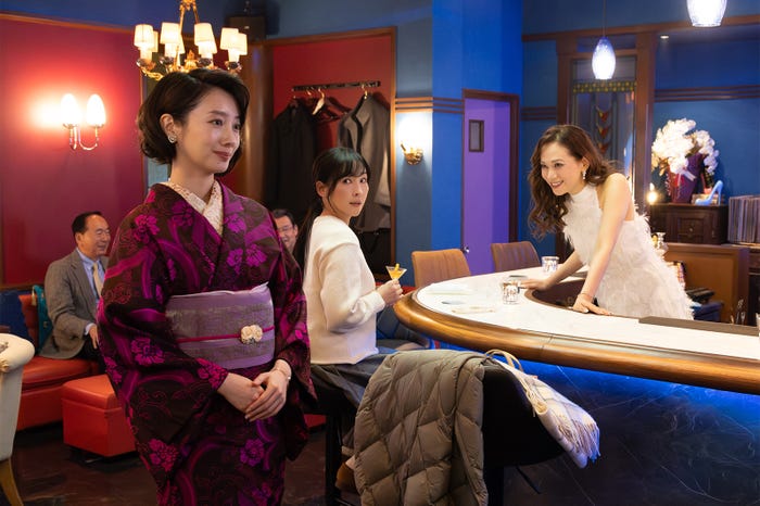 波瑠、麻生久美子「月夜行路 ―答えは名作の中に―」第1話(C)日本テレビ