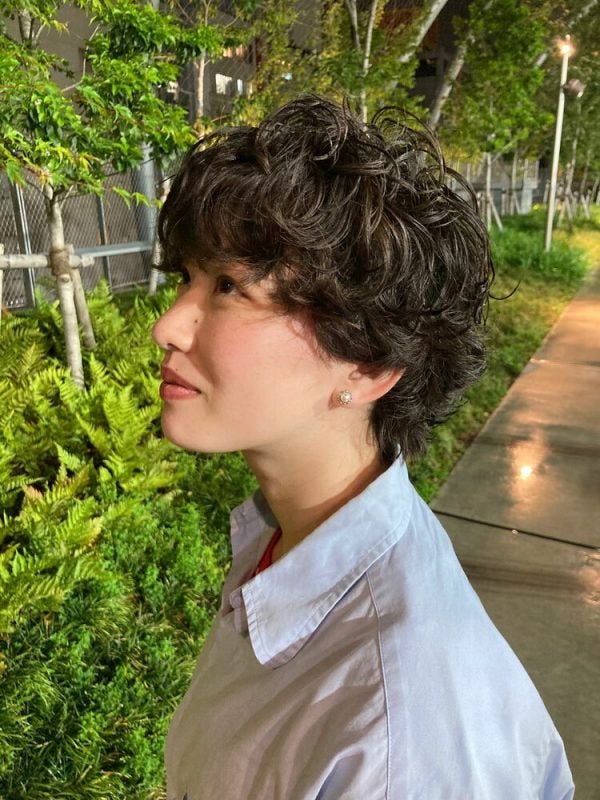 ベリーショート 強めパーマ集 外国人風なシルエットで魅せるおすすめ大人ヘア モデルプレス