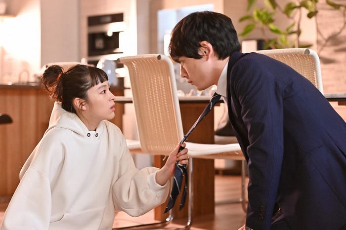 清野菜名、坂口健太郎/「婚姻届に判を捺しただけですが」第6話より(C)TBS