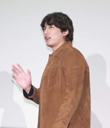 前夜に電撃結婚発表の坂口健太郎が主演映画イベントに登壇 祝福に会釈、結婚については触れず