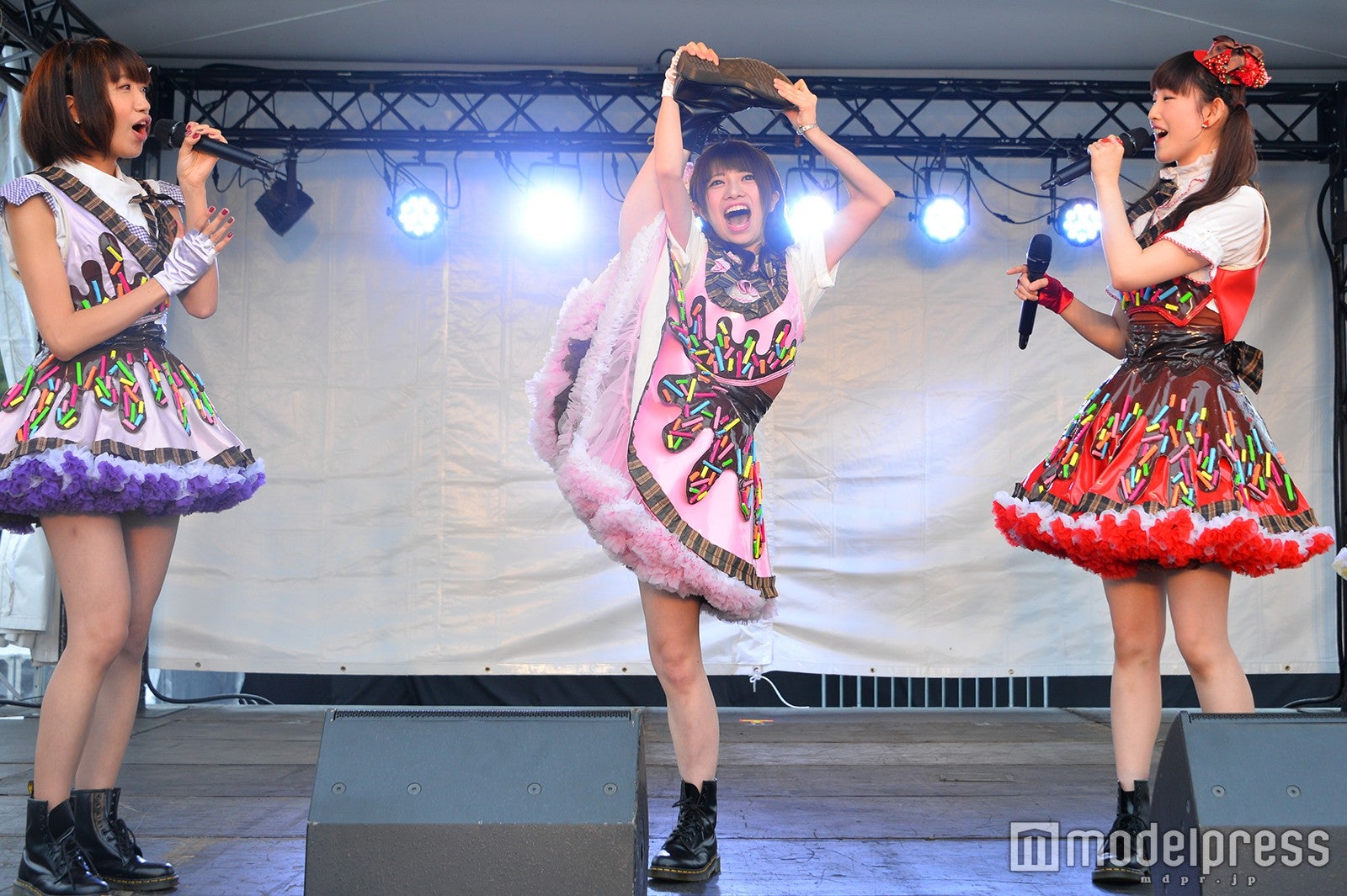 I字バランスを披露するRe:ガールズ新メンバーの大塚チサト（中央） （C）モデルプレス