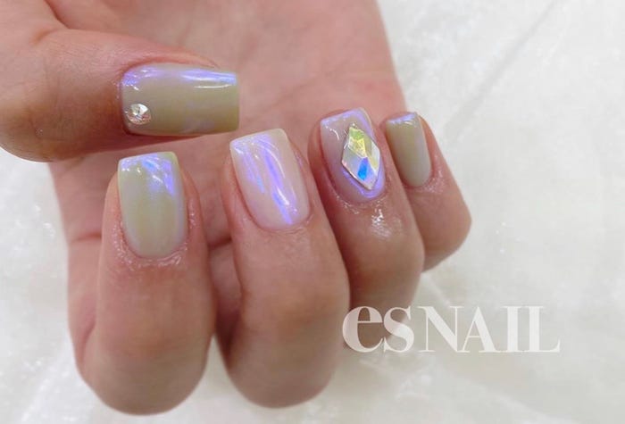 淡めカラー×スワロフスキーで存在感アップ(画像提供:esNAIL)