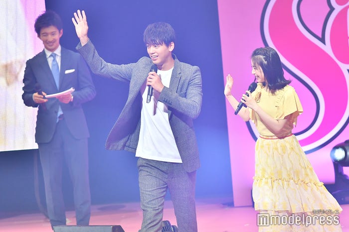 竹内涼真、浜辺美波(C)モデルプレス