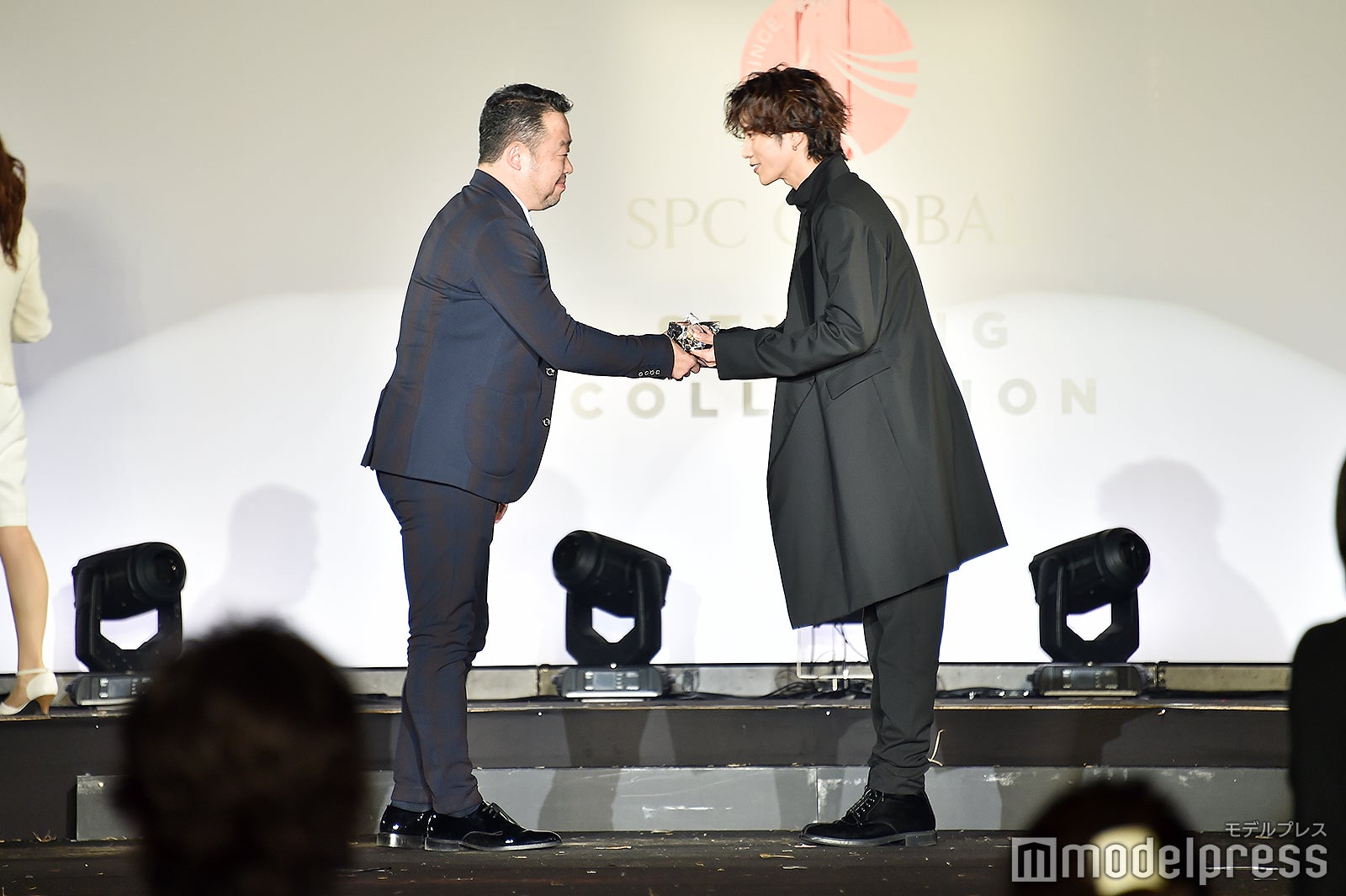 トロフィーを受け取る志尊淳（右）（C）モデルプレス