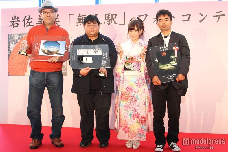 （右から）優勝・白川直樹さん、岩佐美咲、準優勝・池下岳哉さん、佳作・桝永慶司さん