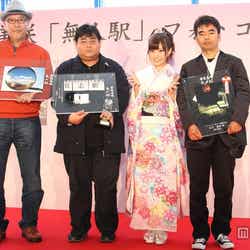 (右から)優勝・白川直樹さん、岩佐美咲、準優勝・池下岳哉さん、佳作・桝永慶司さん