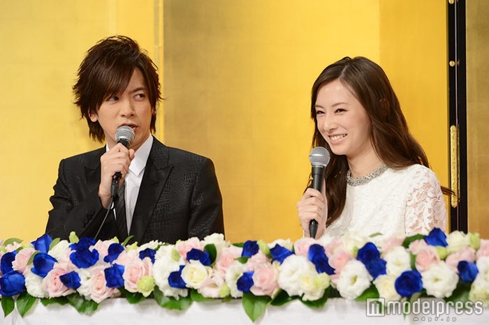 結婚会見に出席したDAIGOと北川景子(C)モデルプレス