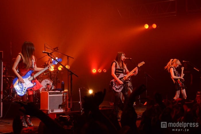 「バレンタイン・スペシャルライブ‘13 supported by Ghana」に出演したSCANDAL メンバー:HARUNA(ヴォーカル・ギター)MAMI(ギター・ヴォーカル)TOMOMI(ベース・ヴォーカル)RINA(ドラム・ヴォーカル)