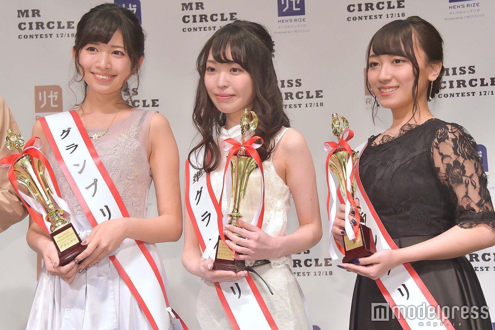 （左から）荒木沙織さん、白井佑奈さん 田中みなみさん （C）モデルプレス
