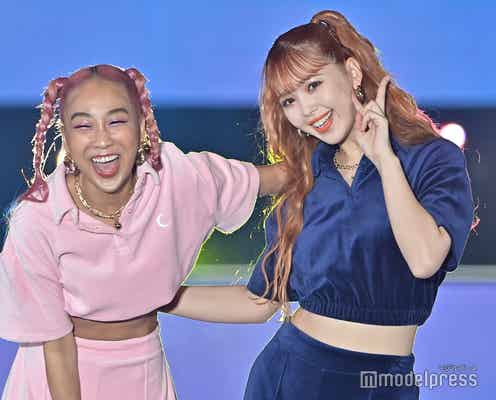 青山テルマ、シークレット登場 藤田ニコルとお揃いコーデで“ギャルピース”<GirlsAward 2022 S/S>