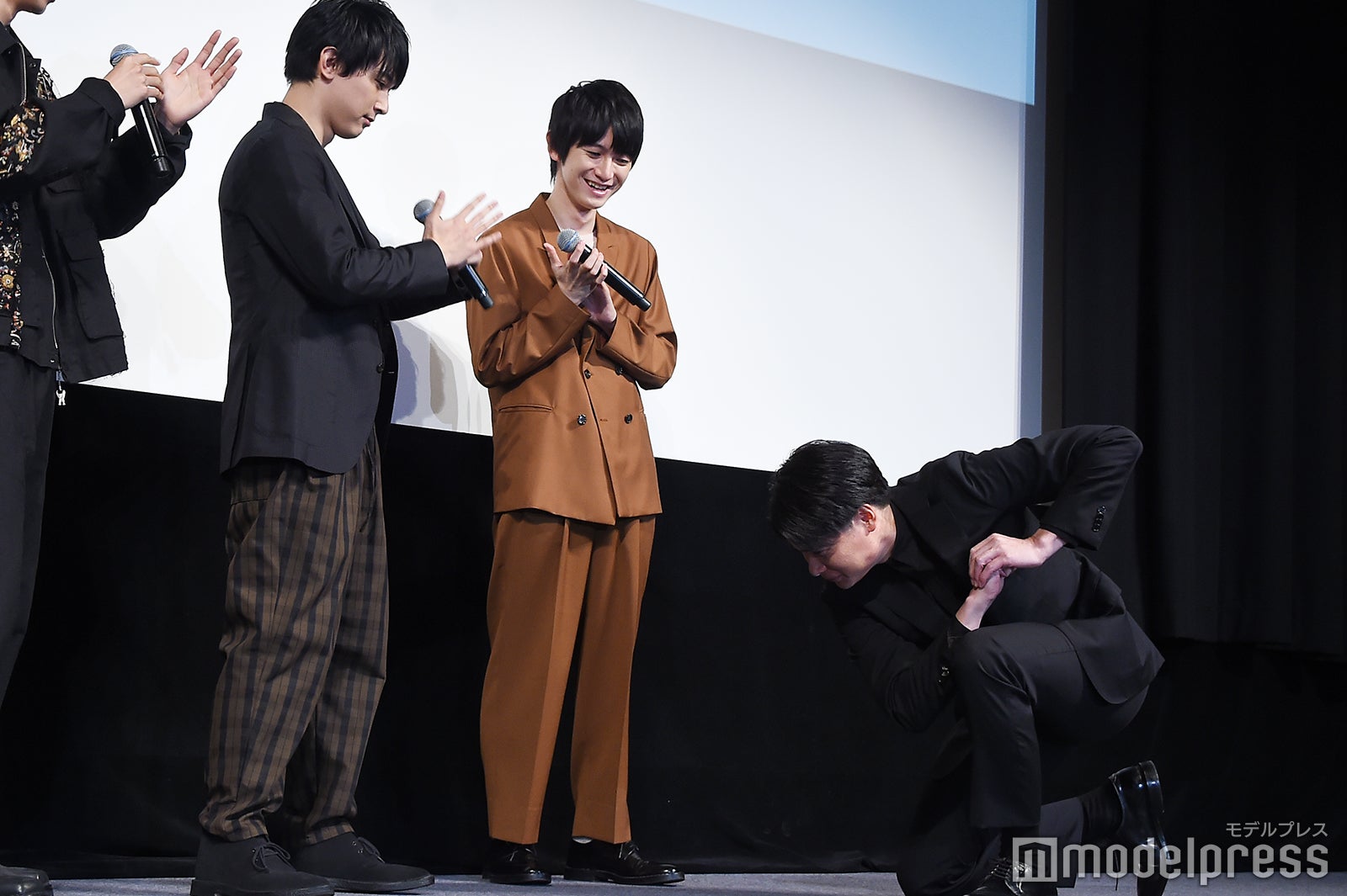 “王”吉沢亮に向かってひざまずく吉村崇（C）モデルプレス