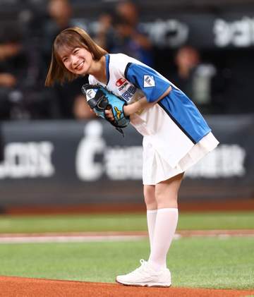 「ボブ×ユニフォーム姿、宇宙一可愛すぎるーーー！」エスコン降臨の33歳人気美女、スカートひらりな可憐投球にネット騒然「可愛すぎて終わった」