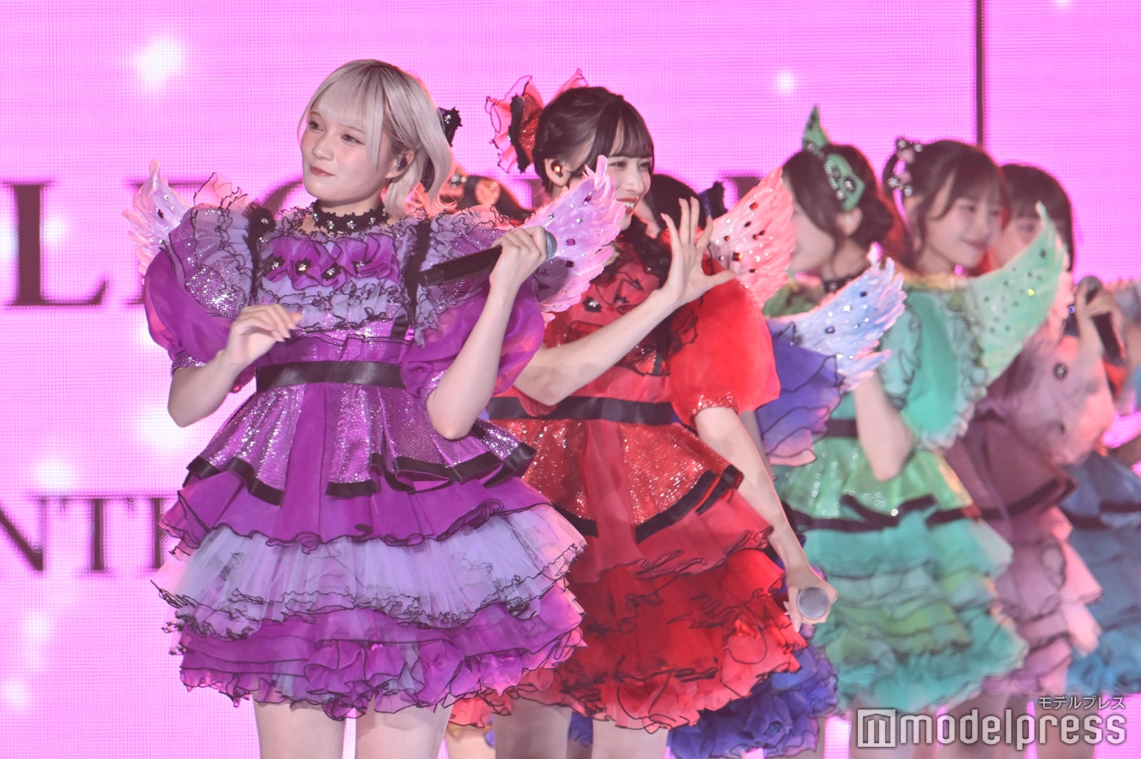 CANDY TUNE、“特別衣装”でデビュー曲＆TikTokバズ「倍倍FIGHT！」連続披露 可愛らしい仕草に釘付け【TGC2025A/W】