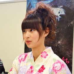 インタビューに答える日南響子