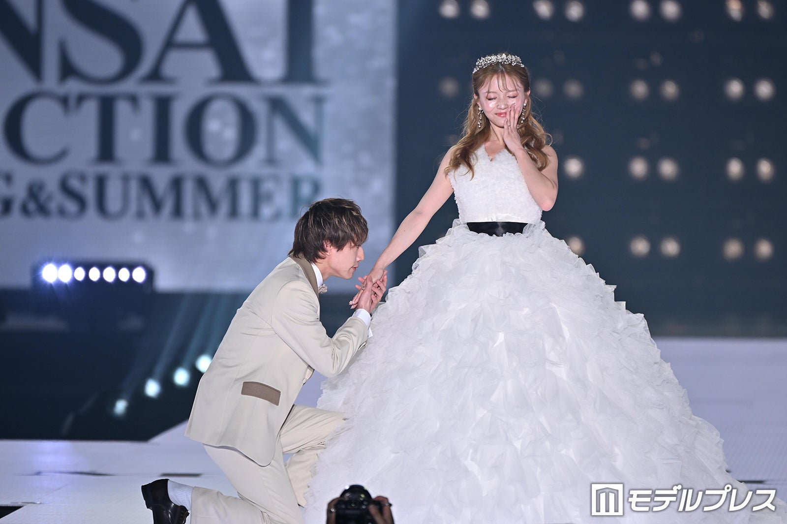 ばんばんざい・ぎし、桜井美悠の手にキス タキシード＆ドレス姿で恋人繋ぎ【関コレ2026S/S】