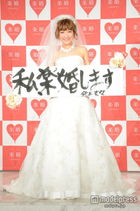 書き初めを披露した鈴木奈々