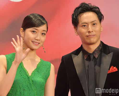 元乃木坂46深川麻衣、肌見せドレスで三代目JSB山下健二郎と登場 会場沸き立つ<第30回東京国際映画祭>