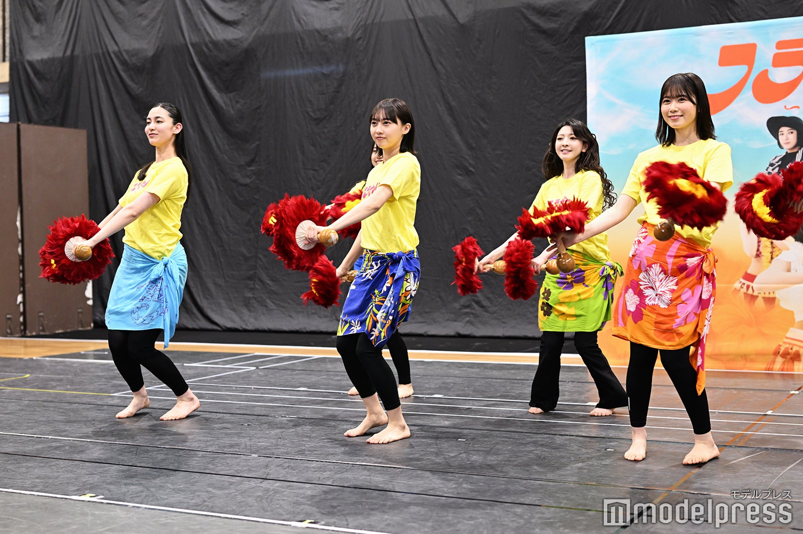 フランダンスを披露する丹生明里ら（C）モデルプレス