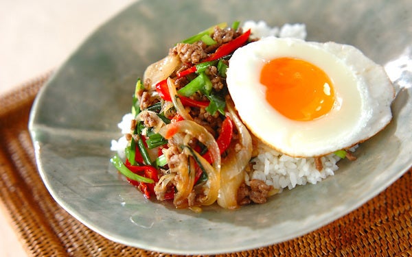 ピリ辛で美味しい！　豪快な甘辛ひき肉のまぜまぜ丼