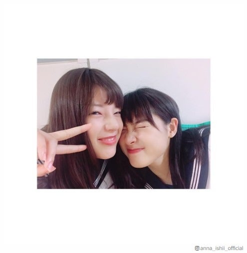 画像3/3) E-girls石井杏奈＆土屋太鳳の“密着”セーラー服ショット