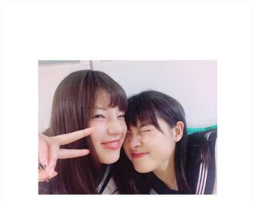 E-girls石井杏奈&土屋太鳳の“密着”セーラー服ショットに反響「癒やし効果バツグン」<チア☆ダン>