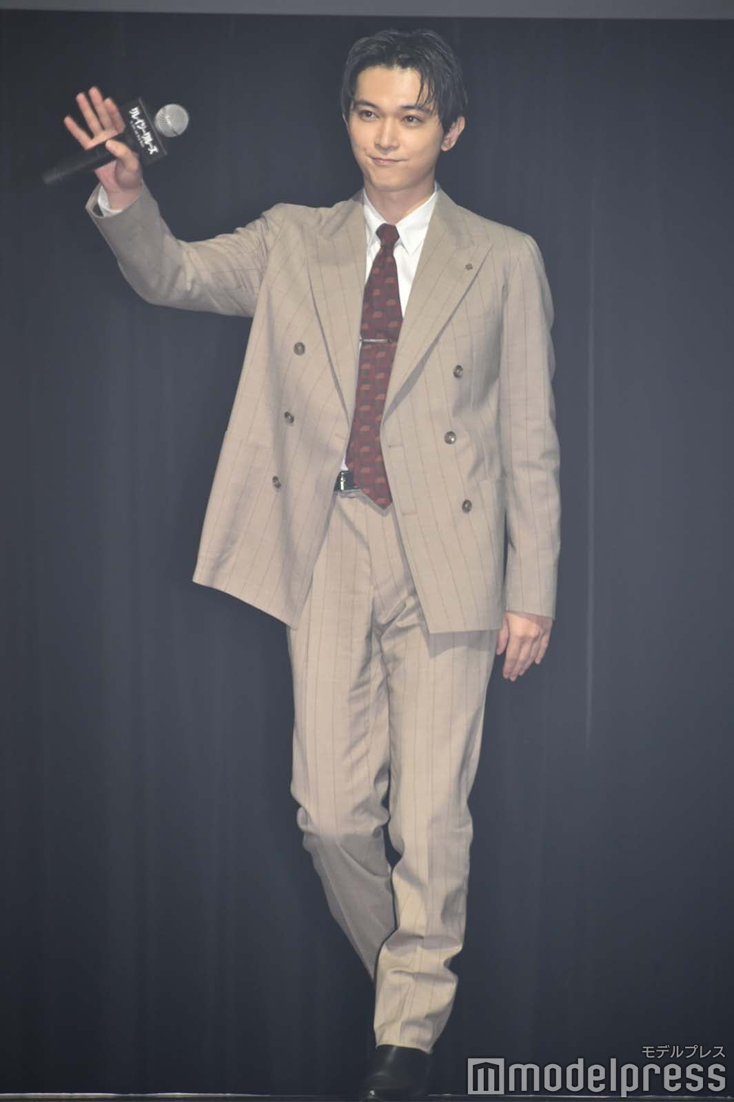 手を振る吉沢亮（C）モデルプレス