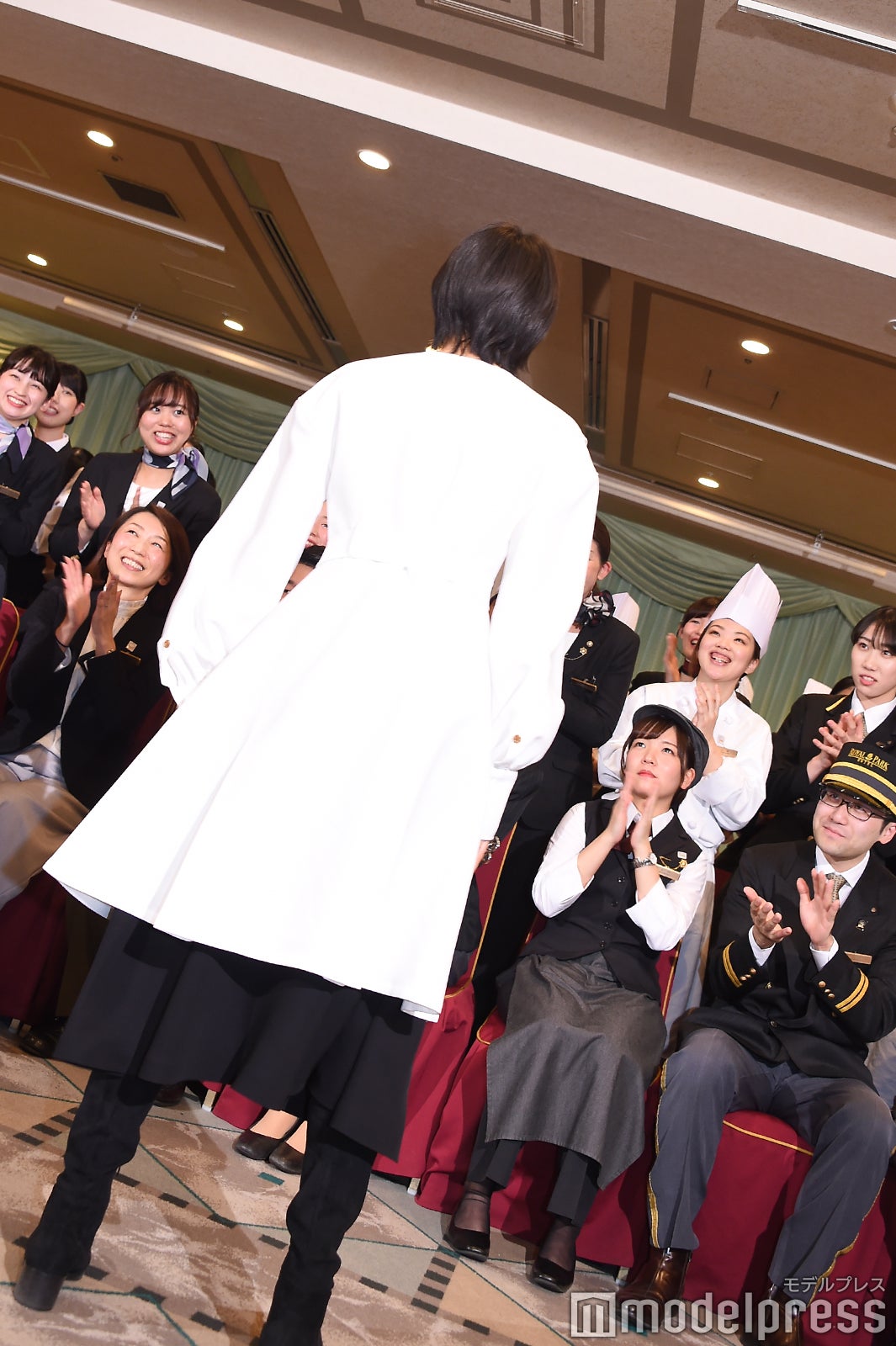 ホテルマンたちに挨拶する長澤まさみ （C）モデルプレス