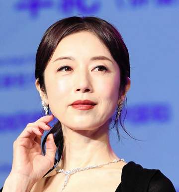 アラフィフ魔性美女がイメージ一新？！ 透き通るような美白肌に漆黒ドレス 完璧すぎる美のコントラストに漂うエレガントな女優オーラ「キラキラの冠を載せてもらった」