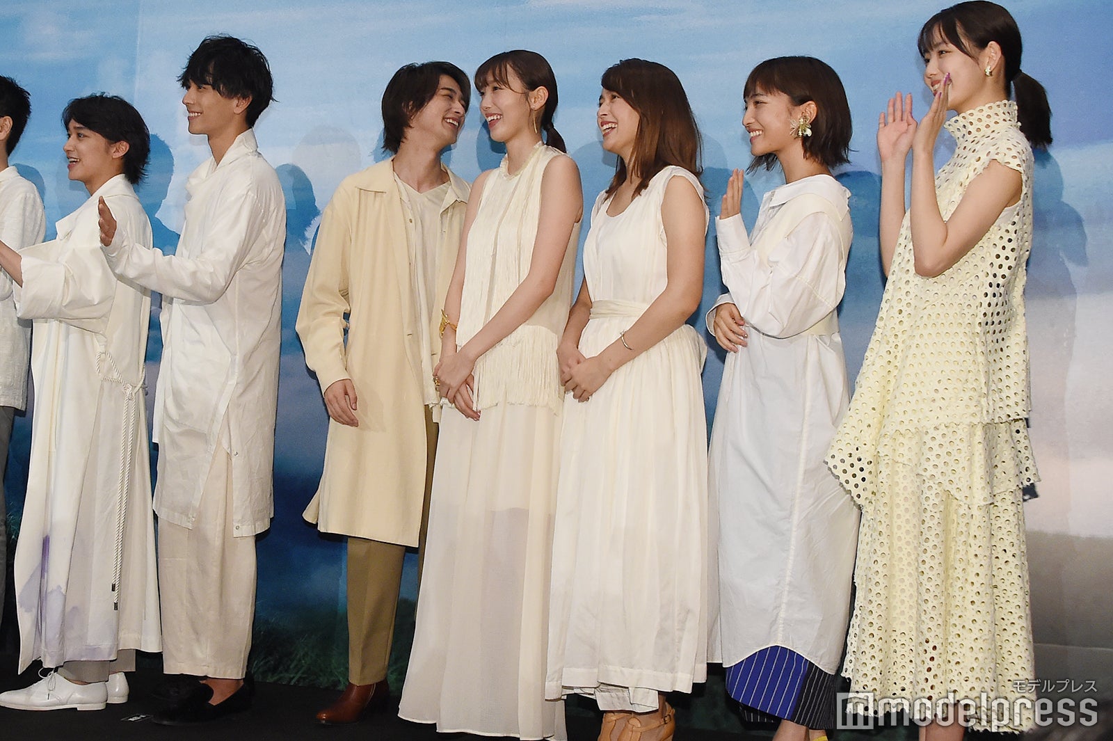 カメラマンの呼びかけにやはり笑ってしまう横浜流星 （C）モデルプレス