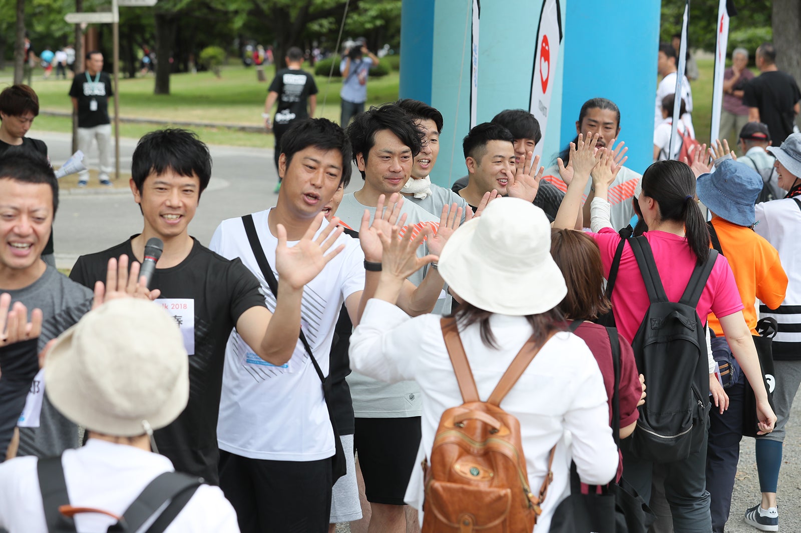 芸人とハイタッチしてからスタート（画像提供：よしもと）