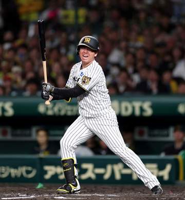 阪神 投手の村上が2死満塁でフルカウントまで持ち込むも空振り三振 スタンドの村上コールに応えられず悔しがる 坂本が15打席ぶり安打で好機拡大も追いつけず