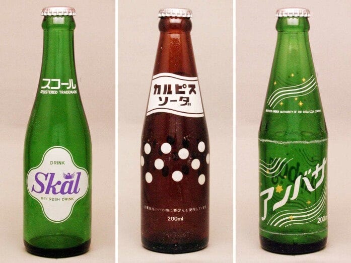 左からスコール、カルピスソーダ、アンバサのリターナブル瓶