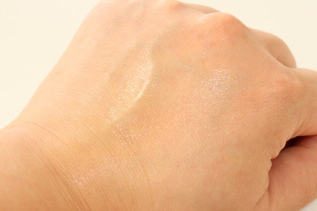 オイルを塗布した手の甲 オイルを塗布した手の甲