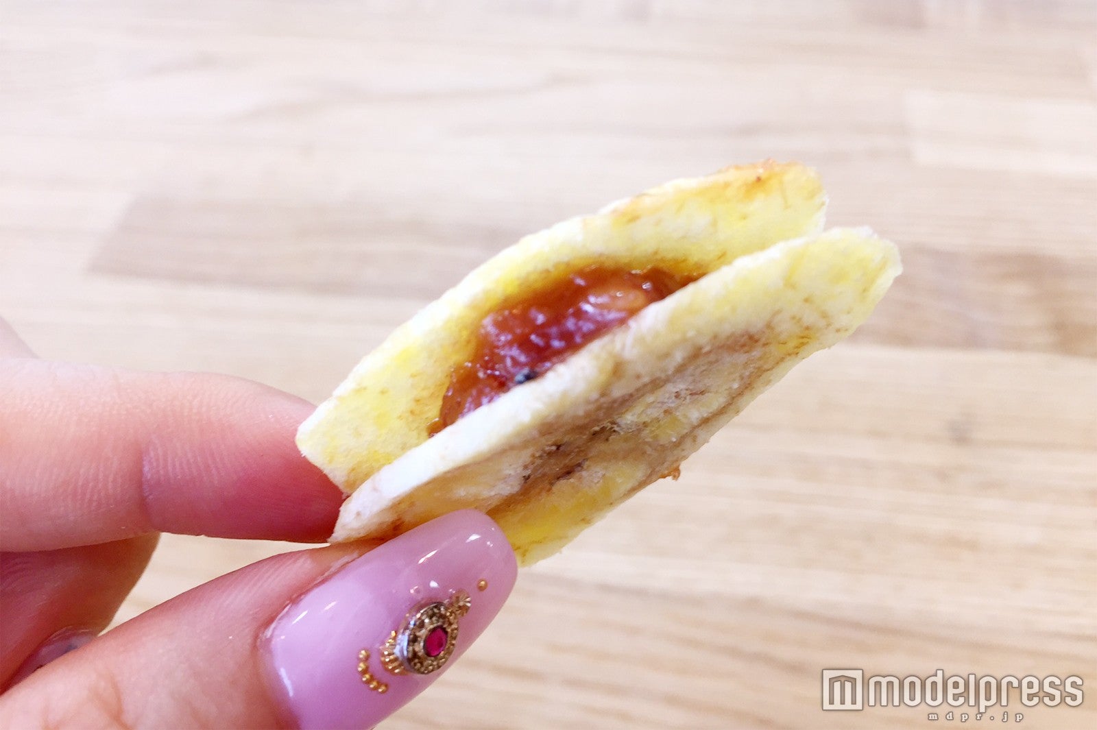 バナナチップ2枚でタマリンドジャムサンド（C）モデルプレス