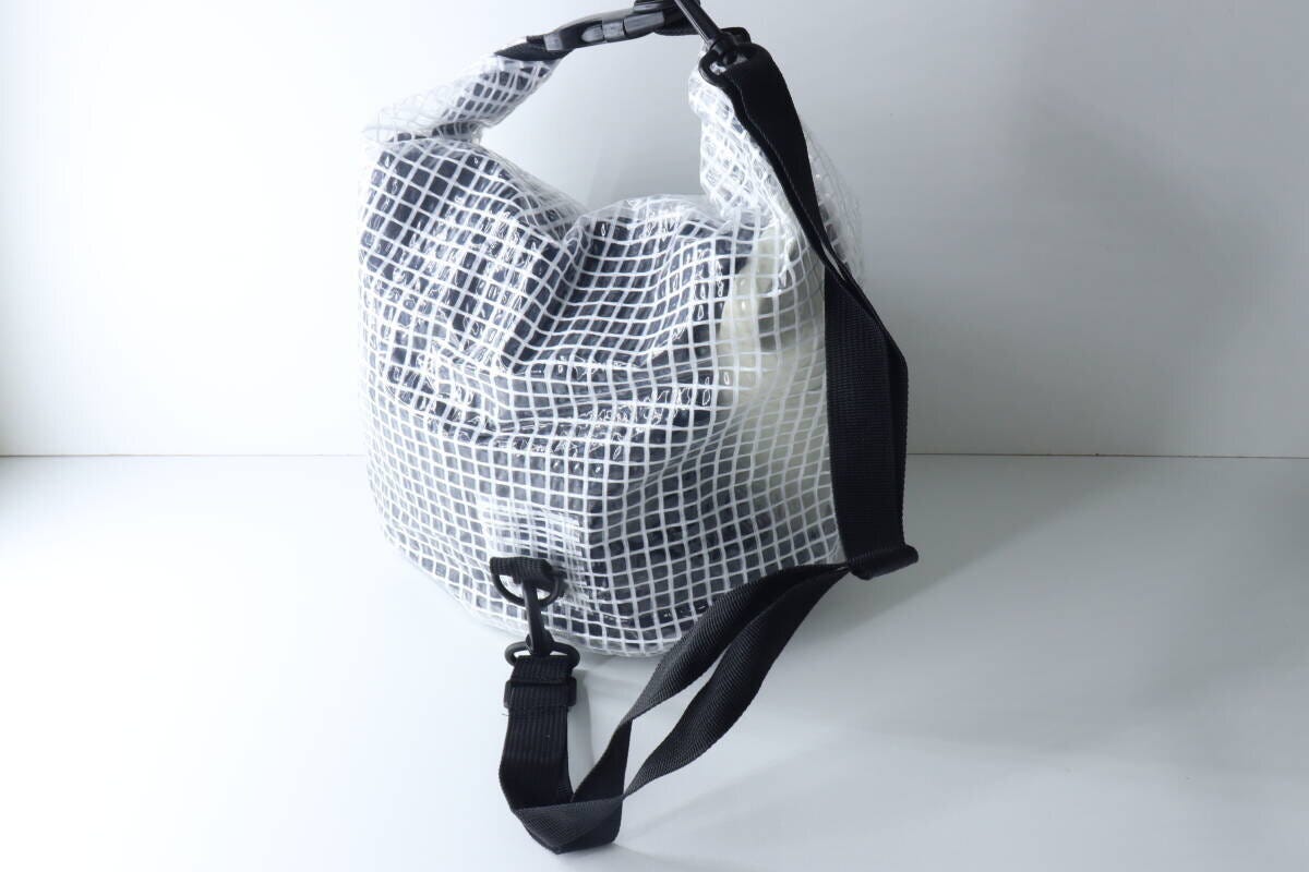 荷物が入ったジムバッグ、ロールトップを巻く前の状態 荷物が入ったジムバッグ、ロールトップを巻く前の状態