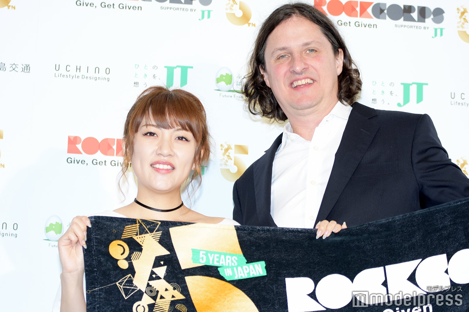 高橋みなみ、スティーブン・グリーン氏（C）モデルプレス