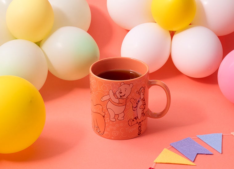 ホットハニーティー税込790円（C）Disney．Based on the "Winnie the Pooh" works by A．A．Milne and E.H. Shepard．