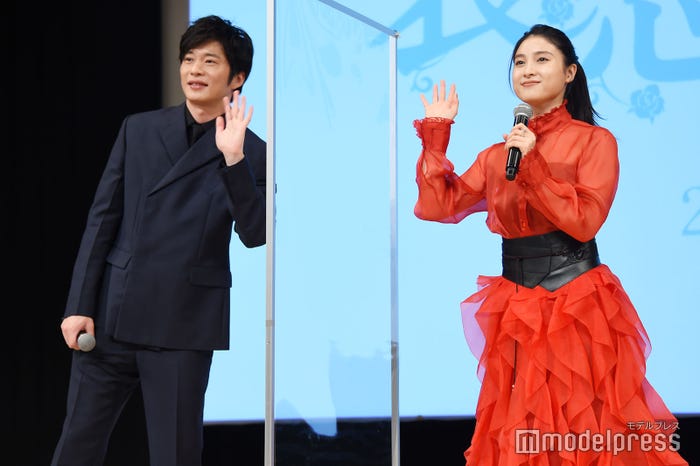 配信カメラに手を振る田中圭、土屋太鳳(C)モデルプレス