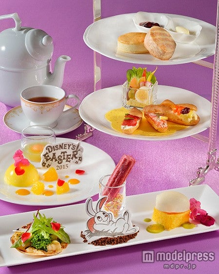 ランドホテル内「ドリーマーズ・ラウンジ」、“ディズニー・イースター”アフタヌーンティーセット／（C）Disney