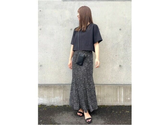 シンプルな黒Tシャツにマーメイドスカートを合わせて女性らしく　出典：WEAR