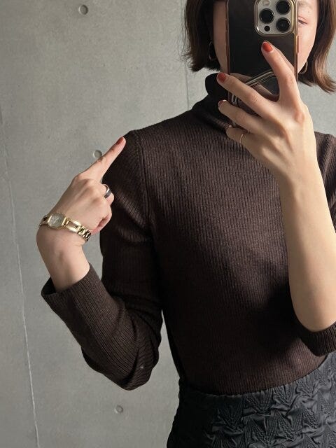 ユニクロのエクストラファインメリノリブタートルネックセーターを選ぶ際は肩の切り替え位置をチェック