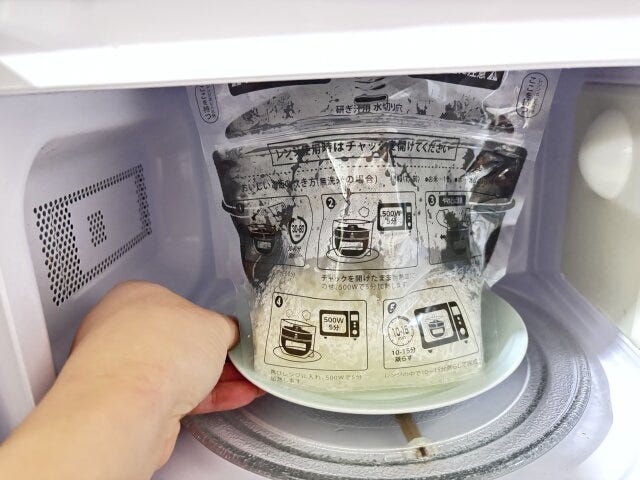 レンジで炊飯バッグ3枚入 電子レンジから取り出す レンジで炊飯バッグ3枚入 電子レンジから取り出す
