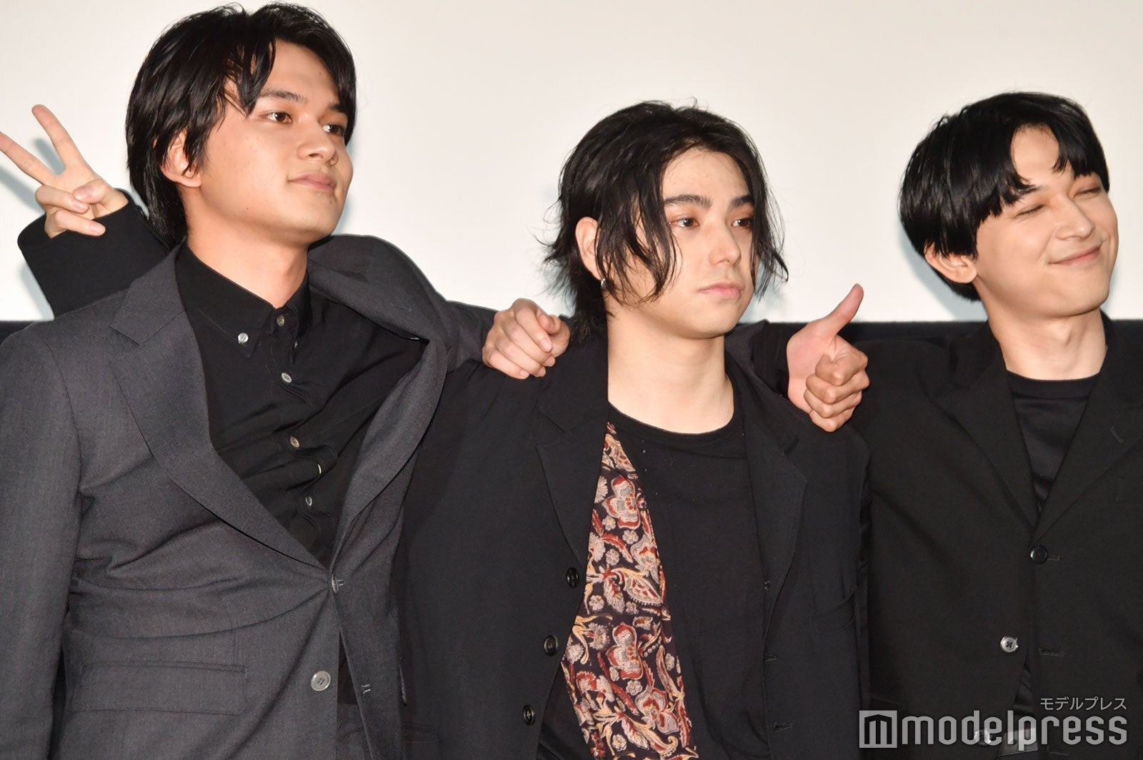 肩を組み客席から拍手が起こった北村匠海、村上虹郎、満面の笑みを見せた吉沢亮（C）モデルプレス