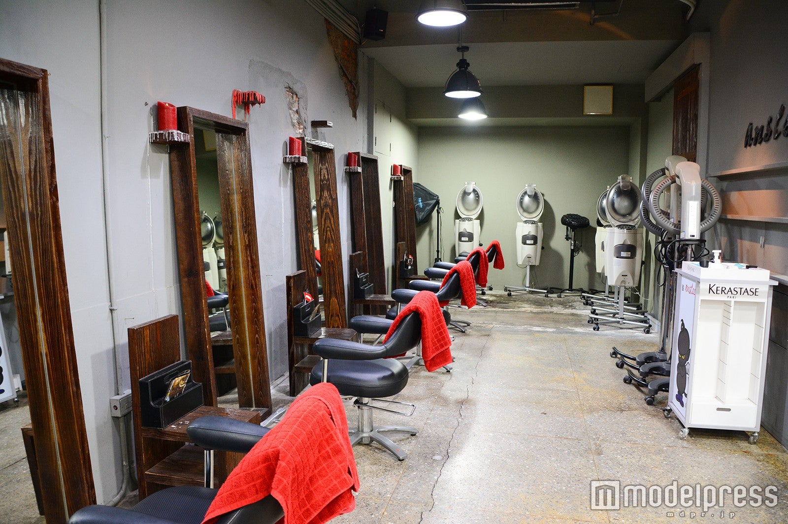 地下室をイメージした店内（C）モデルプレス