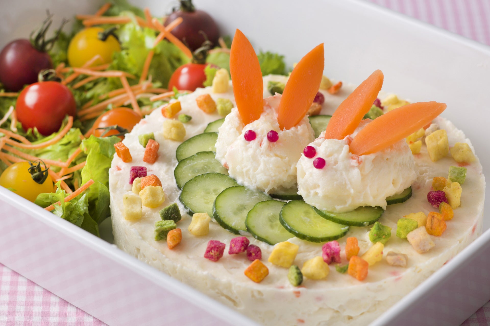 チキンとポテトのサラダ（ブッフェメニュー一例）（C）Disney