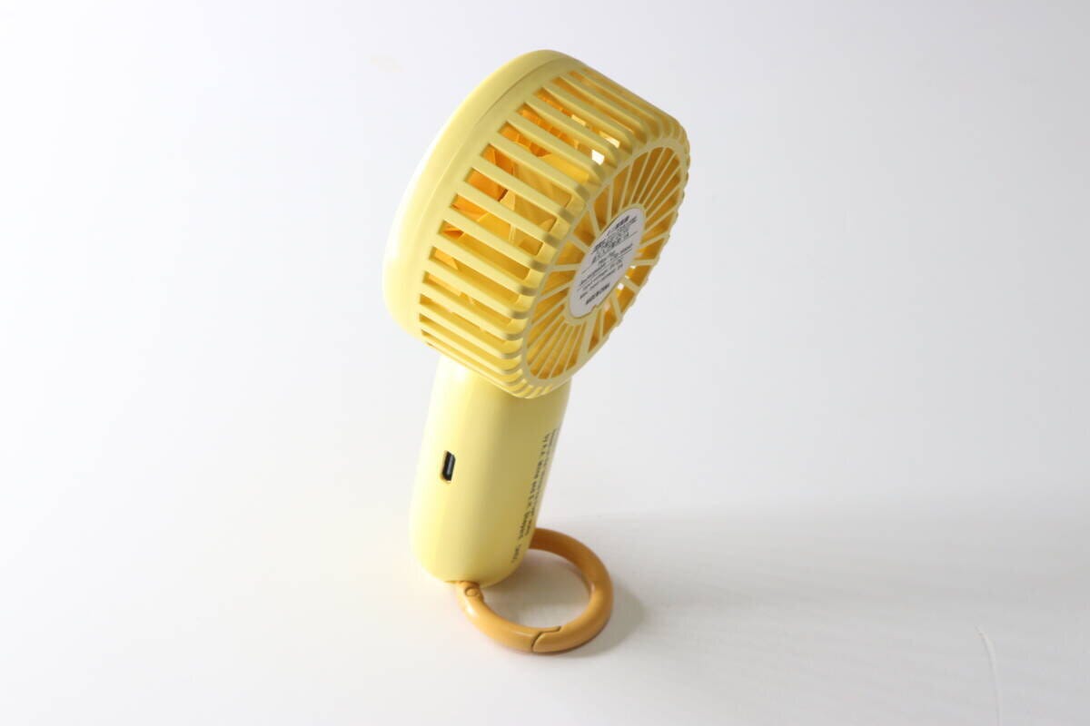 ダイソー ミニ扇風機、充電式、クリップスタンド付(くまのプーさん) ダイソーの卓上で使えるミニ扇風機、充電式、クリップスタンド付(くまのプーさん)