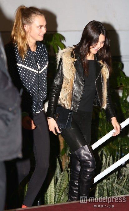 仲よしモデル、カーラ・デルヴィーニュとケンダル・ジェンナーが一緒にコンサート