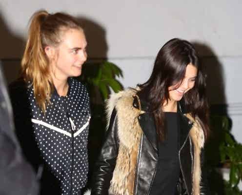 仲よしモデル、カーラ・デルヴィーニュとケンダル・ジェンナーが一緒にコンサート
