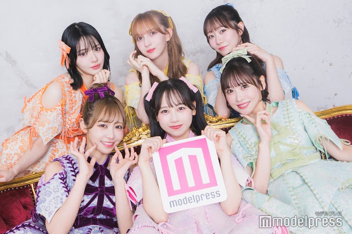 FRUITS ZIPPER/(上段左から)鎮西寿々歌、早瀬ノエル、真中まな(下段左から)仲川瑠夏、松本かれん、櫻井優衣※月足天音は不在(C)モデルプレス